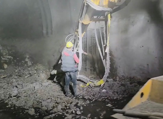 隧道混凝土濕噴臺(tái)車(chē)施工視頻